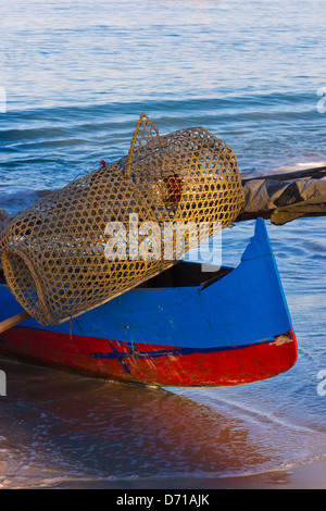 Kanu mit Fischen Korb auf den Strand, Nosy Komba, Madagaskar Stockfoto