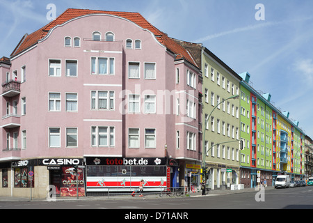 Berlin, Deutschland, bunt bemalten Haeuserfassaden in Hermann Straße Stockfoto