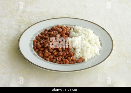 Teller mit Reis und Bohnen, ein typisch brasilianischen Gericht Stockfoto