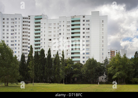 Berlin, Deutschland, Wohn-Hochhaus am Schmiedigenpfad in Gropius-Stadt Stockfoto