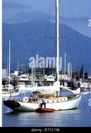 Sailer in schmuddeligen besteigt seine Yacht Richarson Bay in Sausalito mit Mount Tamalpais im Hintergrund Stockfoto