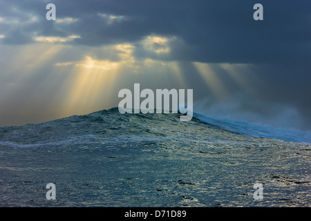 Sonnenlicht bricht durch die Wolken über dem Ozean, False Bay, Südafrika Stockfoto