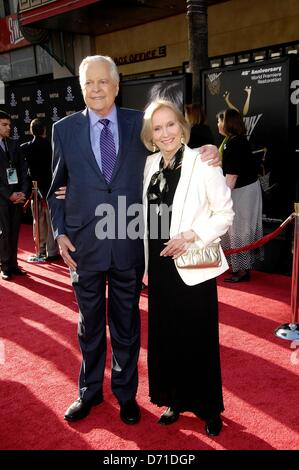 Los Angeles, USA. Robert Osborne, Eva Marie Saint im Ankunftsbereich für 2013 TCM Classic Film Festival Opening Night Gala - 45. Jahrestag Restaurierung der FUNNY GIRL Premiere, TCL Chinese Theatre (ehemals Grauman), Los Angeles, CA 25. April 2013. Foto von: Michael Germana/Everett Collection/Alamy Live-Nachrichten Stockfoto