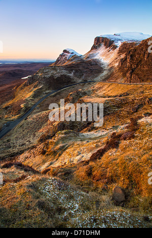 Ein Blick auf die Cleet, Teil der Quiraing auf der Isle Of Skye Trotternish Ridge auf einer April Dawn. Stockfoto