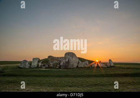 Sonnenuntergang, UK, Wiltshire, West Kennet, West Kennet Long Barrow, Denkmalschutz, Colouful, UNESCO-Welterbe, Bronzezeit, Stockfoto