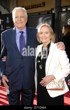 Hollywood, Kalifornien, USA. 25. April 2013. Robert Osborne und Eva Marie Saint während der TCM Classic Film Festival-Präsentation von der 45. Jahrestag Restaurierung der FUNNY GIRL, im TCL Chinese Theatre, am 25. April 2013, in Los Angeles statt. (Bild Kredit: Kredit: Michael Germana/Globe Photos/ZUMAPRESS.com/Alamy Live-Nachrichten) Stockfoto