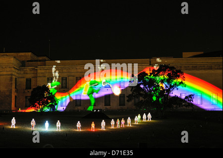 Frösche Taucher und ein Regenbogen auf Museum Wände in "Der Atem der Vulkan' zeigen, die von der Groupe F an der Auckland Arts Festival, Domain, Neuseeland projiziert Stockfoto