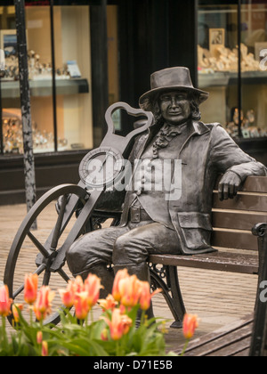 KNARESBOROUGH, NORTH YORKSHIRE - 19. APRIL 2013: Statue des Ingenieurs John Metcalf auf dem Marktplatz Stockfoto