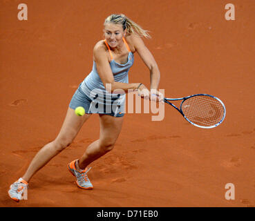 Stuttgart, Deutschland. 25. April 2013. Russlands Maria Sharapova gibt den Ball in der Runde der 16 Spiel gegen die Tschechische Republik Safarova bei den WTA Porsche Tennis Grand Prix in Stuttgart, Deutschland, 25. April 2013 zurück. Foto: Dpa/BERND WEISSBROD/Alamy Live News Stockfoto