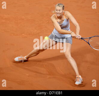 Stuttgart, Deutschland. 25. April 2013. Russlands Maria Sharapova gibt den Ball in der Runde der 16 Spiel gegen die Tschechische Republik Safarova bei den WTA Porsche Tennis Grand Prix in Stuttgart, Deutschland, 25. April 2013 zurück. Foto: Dpa/BERND WEISSBROD/Alamy Live News Stockfoto