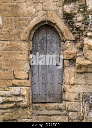 KNARESBOROUGH, NORTH YORKSHIRE - 19. APRIL 2013: Mittelalterliche Holzbogentür im Knaresborough Castle Stockfoto