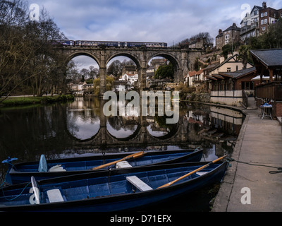 KNARESBOROUGH, NORTH YORKSHIRE - 19. APRIL 2013: Blick auf das Viadukt und den Fluss Nidd im Frühjahr Stockfoto