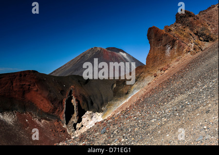 Red Crater (im Vordergrund) auf Mount Tongariro, Ngauruhoe, aka Mount Doom aus Herr der Ringe, Tongariro National Park Neuseeland Stockfoto