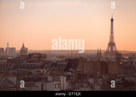 Panoramablick auf Paris bei Sonnenuntergang, Eiffelturm Stockfoto