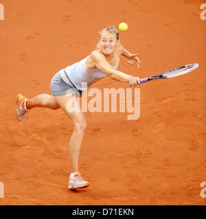 Stuttgart, Deutschland. 25. April 2013. Russlands Maria Sharapova gibt den Ball in der Runde der 16 Spiel gegen die Tschechische Republik Safarova bei den WTA Porsche Tennis Grand Prix in Stuttgart, Deutschland, 25. April 2013 zurück. Foto: Dpa/BERND WEISSBROD/Alamy Live News Stockfoto