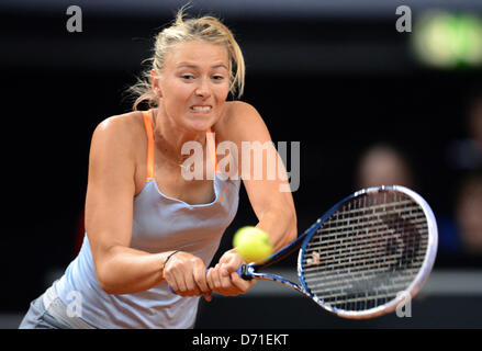 Stuttgart, Deutschland. 25. April 2013. Russlands Maria Sharapova gibt den Ball in der Runde der 16 Spiel gegen die Tschechische Republik Safarova bei den WTA Porsche Tennis Grand Prix in Stuttgart, Deutschland, 25. April 2013 zurück. Foto: Dpa/BERND WEISSBROD/Alamy Live News Stockfoto