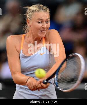 Stuttgart, Deutschland. 25. April 2013. Russlands Maria Sharapova gibt den Ball in der Runde der 16 Spiel gegen die Tschechische Republik Safarova bei den WTA Porsche Tennis Grand Prix in Stuttgart, Deutschland, 25. April 2013 zurück. Foto: Dpa/BERND WEISSBROD/Alamy Live News Stockfoto