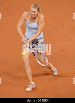 Stuttgart, Deutschland. 25. April 2013. Russlands Maria Sharapova gibt den Ball in der Runde der 16 Spiel gegen die Tschechische Republik Safarova bei den WTA Porsche Tennis Grand Prix in Stuttgart, Deutschland, 25. April 2013 zurück. Foto: Dpa/BERND WEISSBROD/Alamy Live News Stockfoto