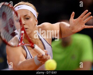 Stuttgart, Deutschland. 25. April 2013. Deutschlands Sabine Lisicki gibt den Ball in der Runde der 16 Match gegen die Serbien Janovic bei den WTA Porsche Tennis Grand Prix in Stuttgart, Deutschland, 25. April 2013 zurück. Foto: Dpa/BERND WEISSBROD/Alamy Live News Stockfoto