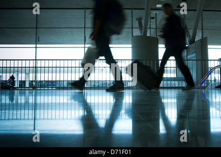 abstrakte Flughafen und Silhouette des Menschen zu Fuß mit Gepäck Stockfoto