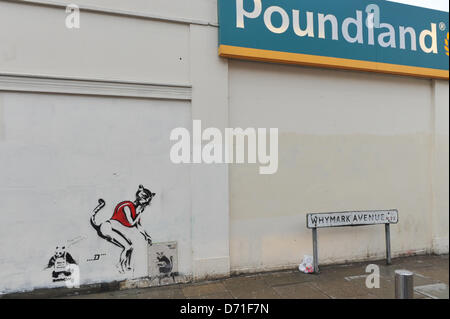 Wood Green, London, UK. 26. April 2013. Neue Graffiti an der Wand "gestohlen Banksy" außerhalb Poundland in Wood Green. Ein Panda mit dem Slogan "das ist kein Banksy" und eine Katze Frau sind an der Wand des Poundland in Wood Green gestrichen. Stockfoto
