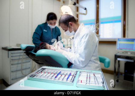 Nahaufnahme von zahnmedizinischen Geräten im Krankenhaus mit Patienten liegen auf der Couch und Zahnarzt arbeiten. Vordergrund im Fokus Stockfoto