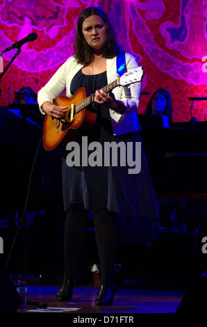 Barcelona, Spanien. 25. April 2013. Sängerin Madeleine Peyroux führt mit seiner Band im Palau De La Música Catalana Veranstaltungsort. Stockfoto