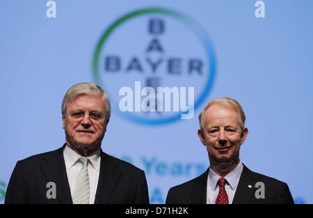 Köln, Deutschland. 26. April 2013. Der Aufsichtsratsvorsitzende Werner Wenning, Vorstandsvorsitzender der Bayer AG und Marijn Dekkers (R) besuchen die Hauptversammlung der pharmazeutisch-chemischen Unternehmens Bayer in Köln, 26. April 2013. Foto: OLIVER BERG/Dpa/Alamy Live News Stockfoto