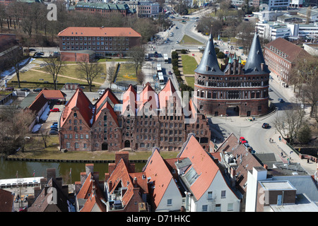 Antenne-Blick auf das Holstentor (Holstein-Tor, später Holstentor), ein Stadttor in Lübeck, Deutschland. Stockfoto