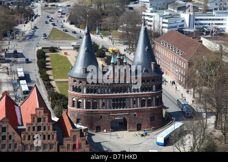 Antenne-Blick auf das Holstentor (Holstein-Tor, später Holstentor), ein Stadttor in Lübeck, Deutschland. Stockfoto