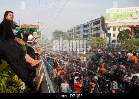 Einige Zelebranten gewählt, um Schläuche zu halten und Wasser in der Masse der Menschen tanzen und trinken auf den Straßen zu schießen. Stockfoto