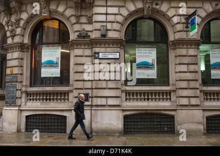 Man Walking Vergangenheit Lloyds Bank, Threadneedle Street, London Stockfoto