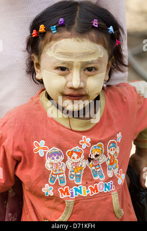 Kleines Mädchen mit Thanaka Make-up in Nyaung Oo Markt in Bagan, Myanmar 5 Stockfoto