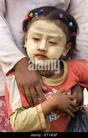Kleines Mädchen mit Thanaka Make-up in Nyaung Oo Markt in Bagan, Myanmar 4 Stockfoto