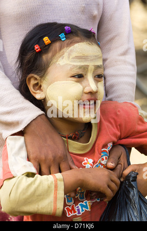 Kleines Mädchen mit Thanaka Make-up in Nyaung Oo Markt in Bagan, Myanmar 3 Stockfoto