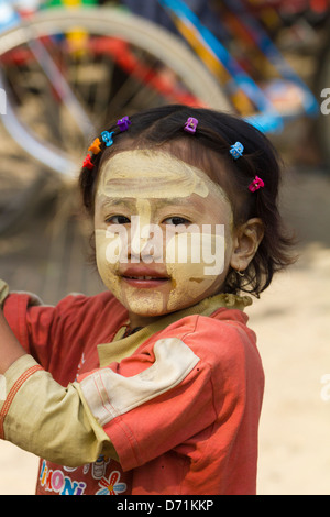 Kleines Mädchen mit Thanaka Make-up in Nyaung Oo Markt in Bagan, Myanmar 2 Stockfoto