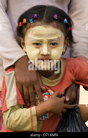 Kleines Mädchen mit Thanaka Make-up in Nyaung Oo Markt in Bagan, Myanmar Stockfoto