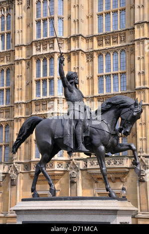 London, England, Großbritannien. Statue (1860) von Richard I. / Löwenherz / Coeur de Lion (1157-99) vor dem Parlamentsgebäude. Stockfoto