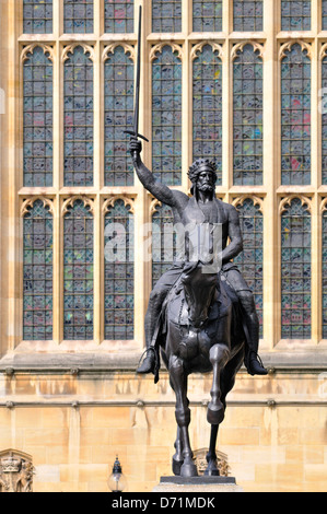 London, England, Großbritannien. Statue (1860) von Richard I. / Löwenherz / Coeur de Lion (1157-99) vor dem Parlamentsgebäude. Stockfoto