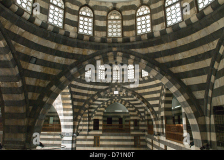 Khan As'ad Pasha, einem alten osmanischen Khan in Damaskus, Syrien. Traditionellen schwarz-weiß gestreiften Ablaq Architektur Stockfoto