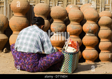 Frau mit Töpfen in Nyaung Oo Markt in Bagan, Myanmar Stockfoto