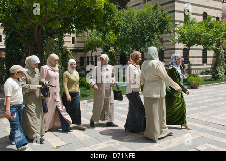 Damaskus, Syrien. Eine Gruppe von Frauen und Jungen zu Fuß vor dem 18. Jahrhundert osmanischen Azem Palast (Bait Al-'Azem), heute ein Museum Stockfoto