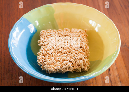 Asiatische Ramen instant-Nudeln in die Schüssel Stockfoto