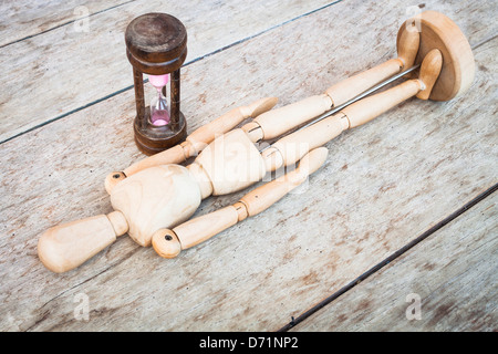 Holz Mannequin und Sanduhr Anzeigezeit neues Leben Stockfoto