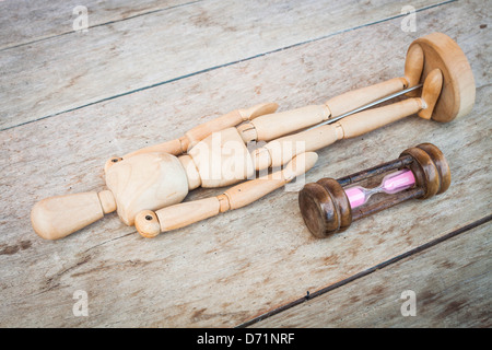 Holz-Mannequin und Sanduhr anzeigen Ruhezeit Stockfoto