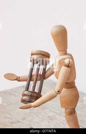 Holz-Mannequin und Sanduhr anzeigen Zeitmanagement Stockfoto