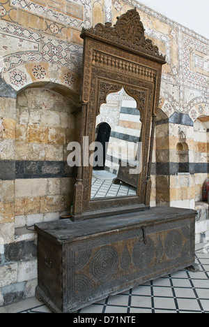 Damaskus, Syrien. Alte Holzmöbel im Azem Palast (Bait Al-'Azem), jetzt das Museum der Volkskunst und Tradition. Stockfoto