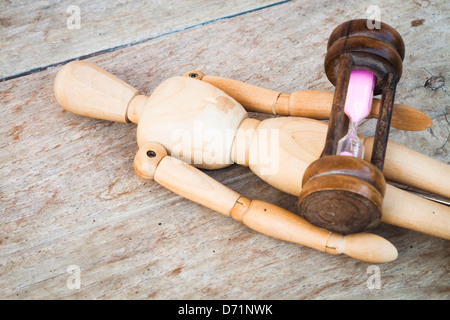 Holz-Mannequin und Sanduhr Anzeigezeit entspannend Stockfoto