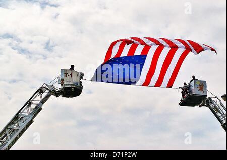 25. April 2013 - Waco, Texas, USA - 25. April 2013 - Waco, Texas, USA - Atmosphäre im Westen erinnern, eine Trauerfeier für getöteten und Verletzten in einer gewaltigen Explosion bei einer Düngemittelfabrik in West, Texas am April 17th,2013.The Dienst fand in der Ferrell Center Baylor University In Waco, Texas auf April 25,2013.Firefighters und Ersthelfer von ganz Texas versammelt, um die bei der Explosion getötet und verletzt zu Ehren. (Bild Kredit: Kredit: Jeff Newman/Globe Photos/ZUMAPRESS.com/Alamy Live-Nachrichten) Stockfoto