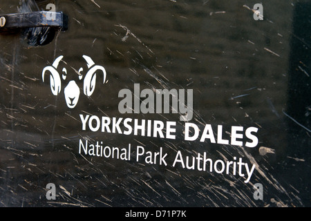 Yorkshire Dales National Park Authority-Logo auf der Seite ein Schlamm Splatted Land Rover. Stockfoto